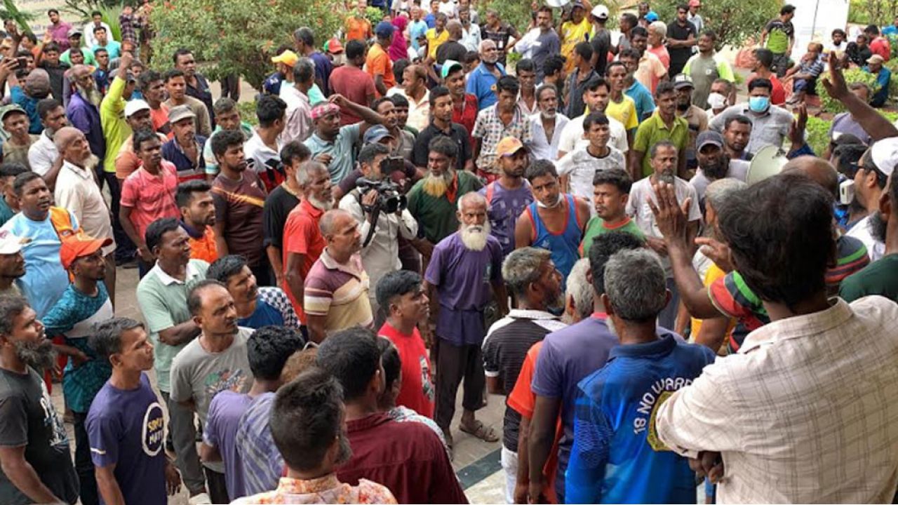 মজুরি বৃদ্ধির দাবিতে রাসিক কর্মচারীদের কর্মবিরতি ও বিক্ষোভ