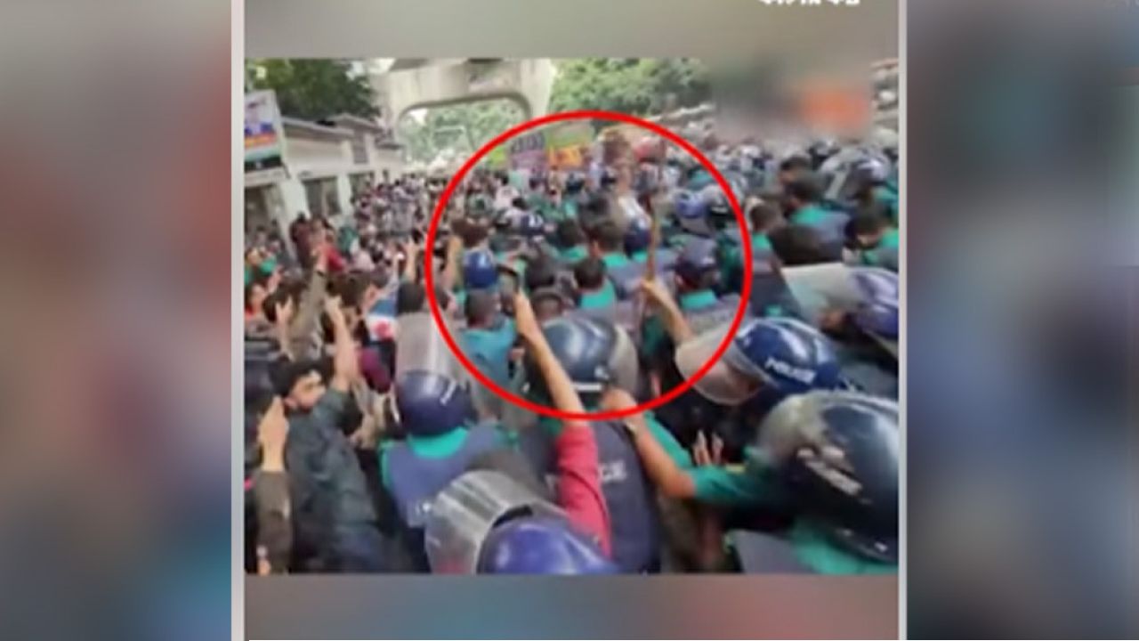 সংবাদ সংগ্রহের সময় সাংবাদিকদের ওপর পুলিশের হামলা