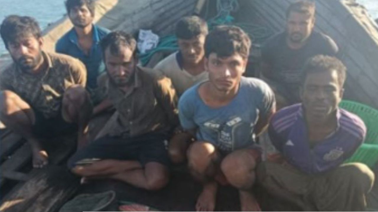 সাগরে ট্রলারসহ ৭ জেলেকে আটক করলো আরাকান আর্মি (এএ)