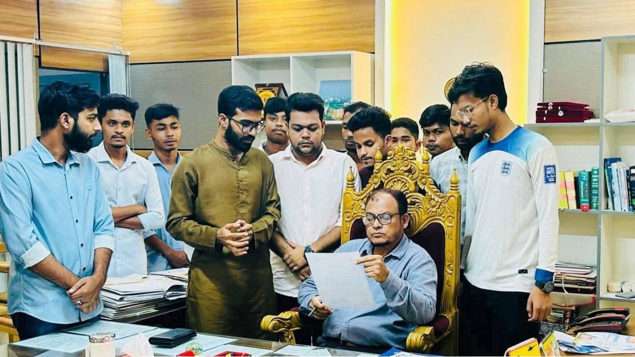 অনার্স তৃতীয় বর্ষের ফি কমানোর দাবিতে নোসক ছাত্রদল কতৃক কলেজ অধ্যক্ষকে স্মারকলিপি প্রদান