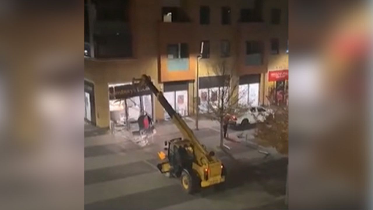 টাকা নয়, এটিএম মেশিনটিকেই তুলে নিয়ে পালাল চোরেরা