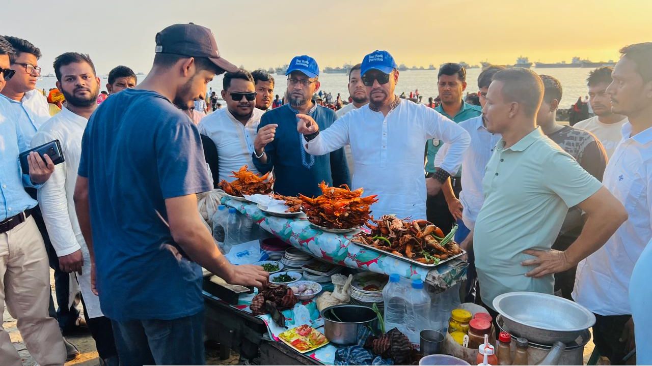 পতেঙ্গা সমুদ্র সৈকত অবৈধ দখলদারদের বিরুদ্ধে অভিযান 