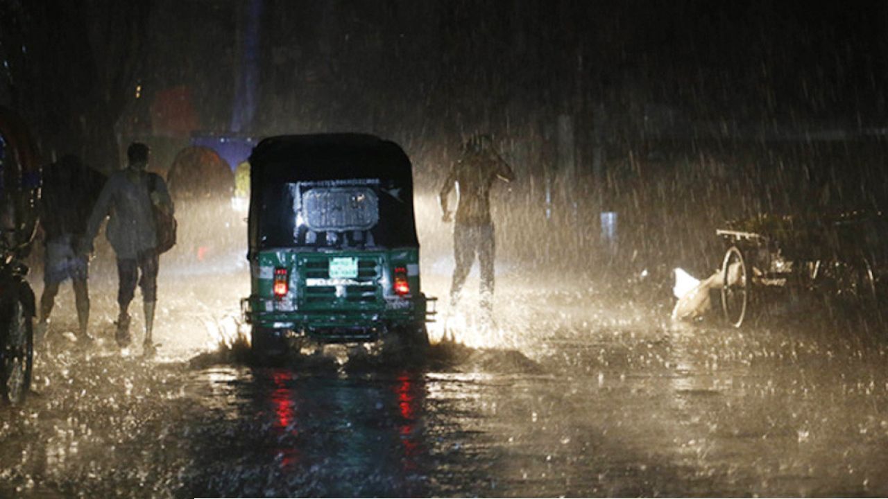 আড়াই ঘণ্টার বৃষ্টি: রাজধানীর বেশিরভাগ সড়কে জলাবদ্ধতা