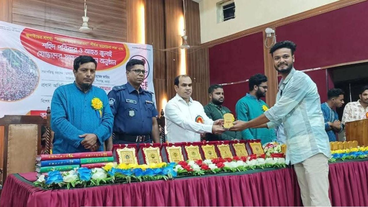 শিবগঞ্জে  ভয়েস অব জুলাইয়ের আলোচনা সভা ও সম্মাননা অনুষ্ঠান অনুষ্ঠিত