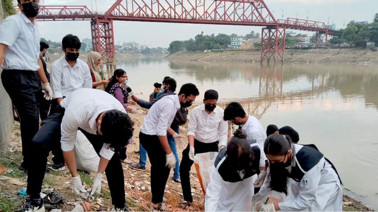 পরিবেশ পরিচ্ছন্নতা অভিযানে শিক্ষার্থীরা: সুরমা নদীর তীরে