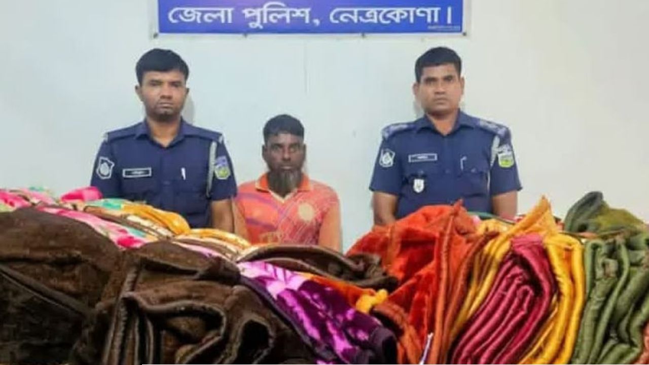 নদীপথে কম্বল পাচার: ২০০ পিস কম্বলসহ একজনকে আটক