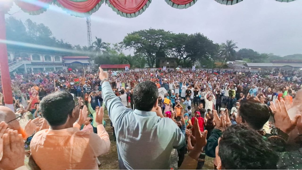 গুঁড়ি গুঁড়ি বৃষ্টি উপেক্ষা করে জনতার ঢল বিহারের মাঠে