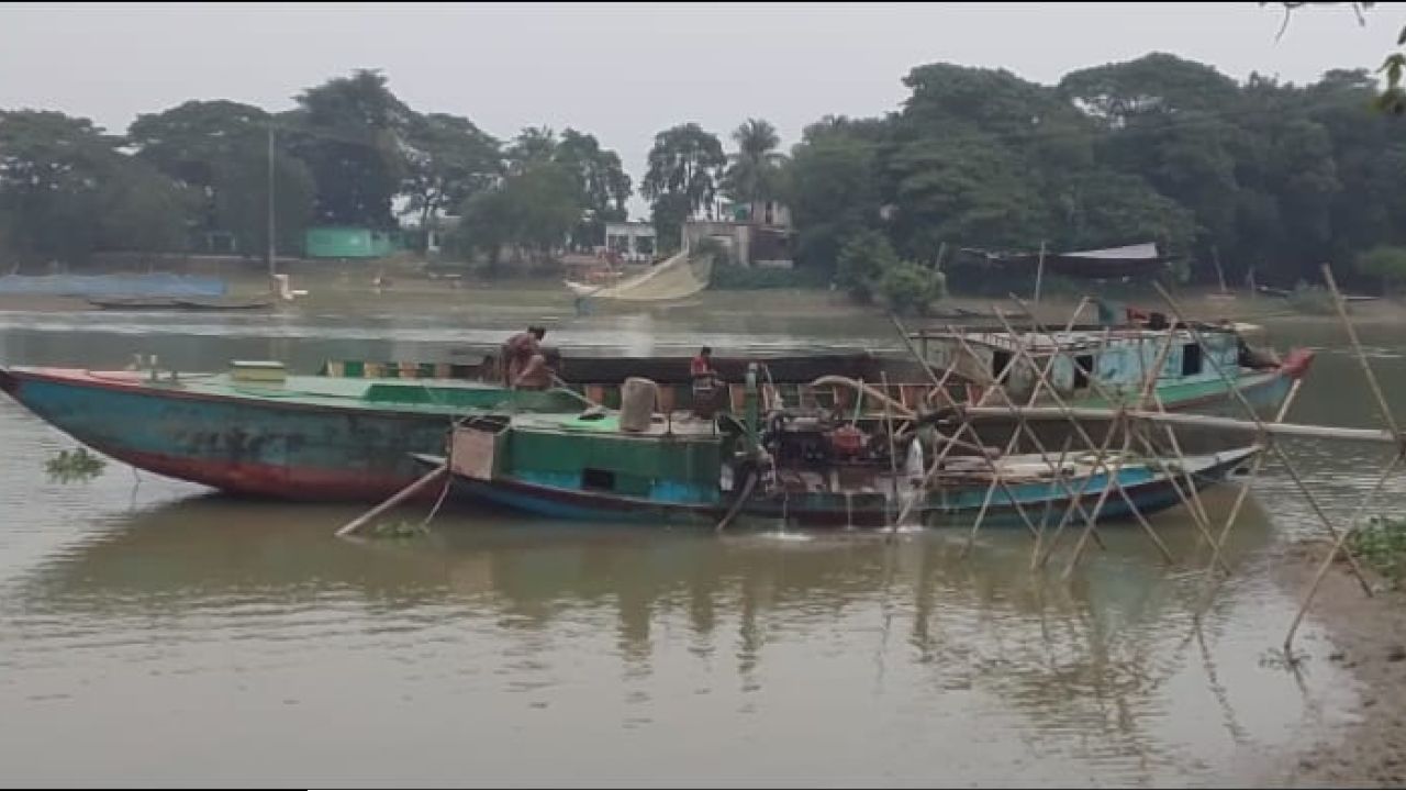 দিরাইয়ে সরকারি রাস্তা বন্ধ করে চলছে অবৈধ বালি ভরাট