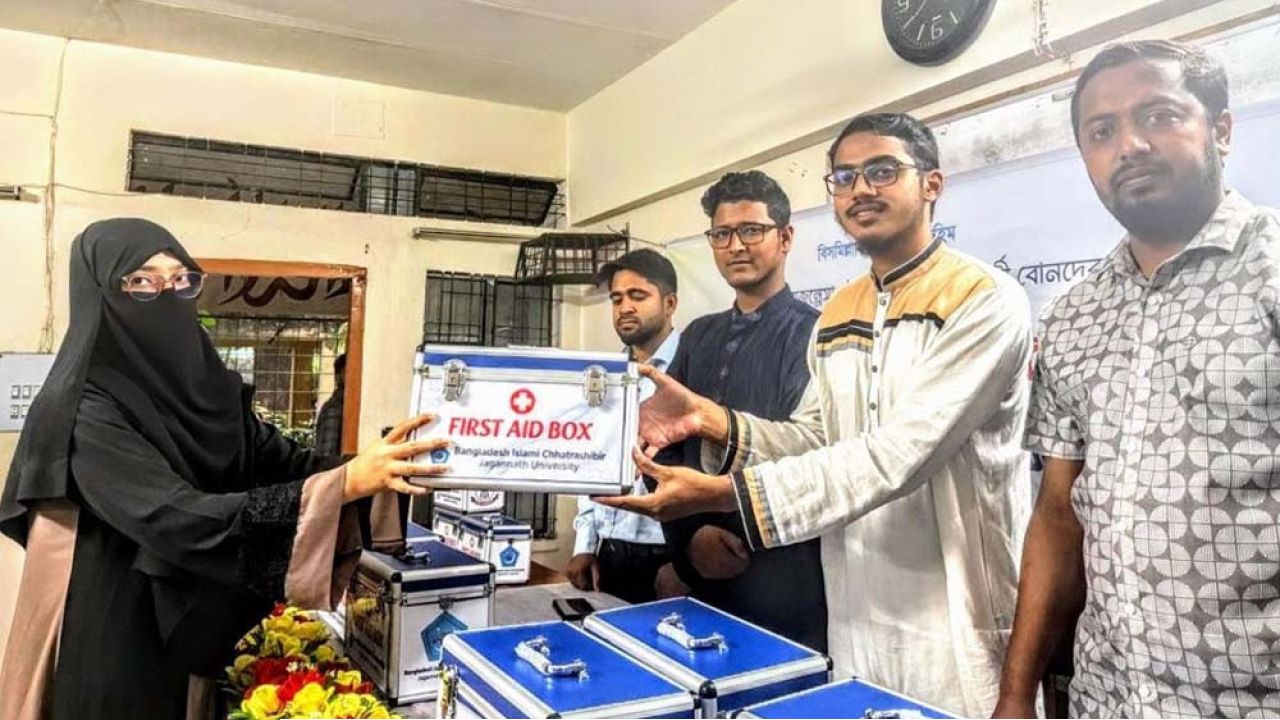 জবি ছাত্রী হলে শিবিরের 'ফার্স্ট এইড বক্স' উপহার