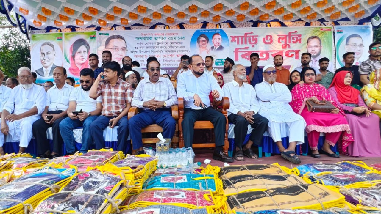 তারেক রহমানের নির্দেশে শাড়ি-লুঙ্গি বিতরণ করলেন বিএনপি নেতা মোর্শেদ আলম