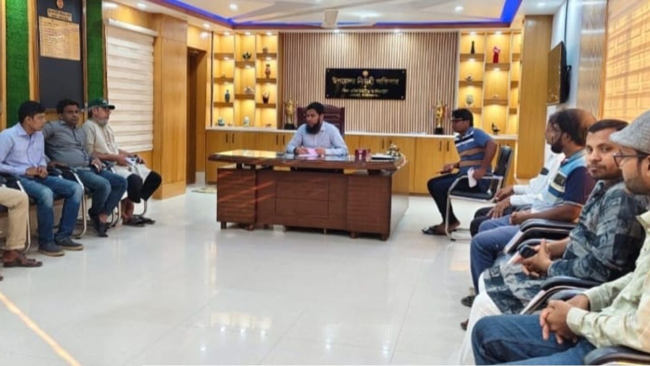 চাঁপাইনবাবগঞ্জের ভোলাহাটে সাংবাদিকদের সাথে ভারপ্রাপ্ত ইউএনও’র মতবিনিময়