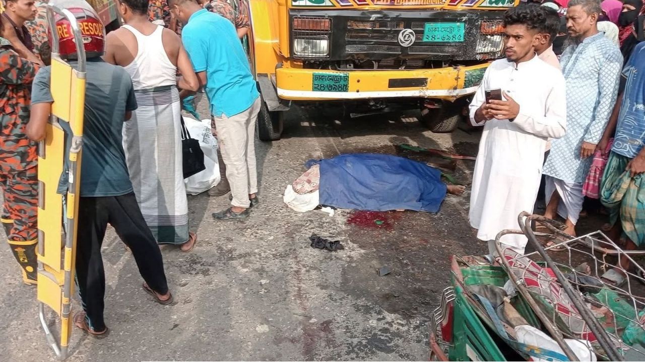 ট্রাক দুর্ঘটনায় নোয়াখালী কলেজের দুই শিক্ষার্থীসহ মোট ছয়জন নিহত