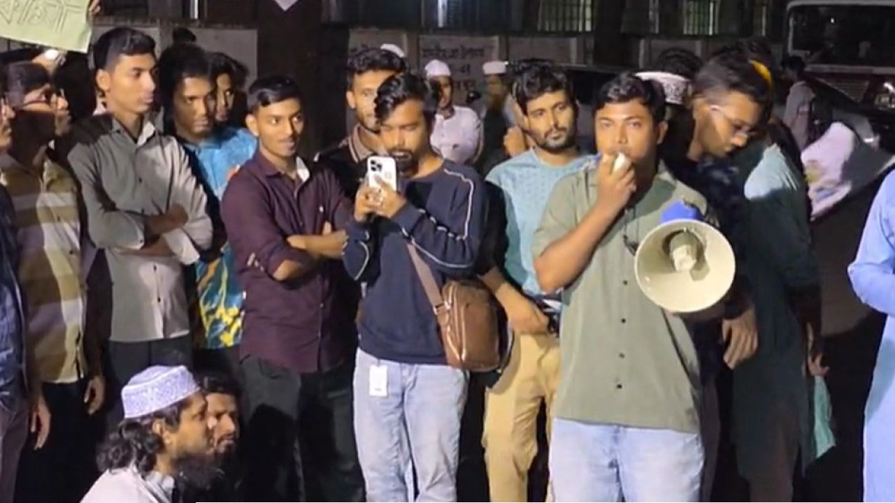 অভিযুক্ত শিক্ষককে বহিষ্কারের দাবিতে উপাচার্যকে ১৫ মিনিটের আলটিমেটাম 