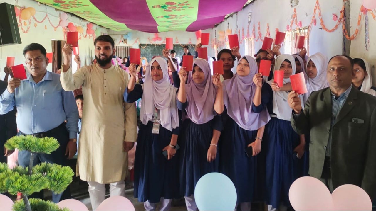 শিবগঞ্জের স্কুলমাঠে বাল্যবিবাহের বিরুদ্ধে মায়েদের প্রতিবাদী 'লাল কার্ড'