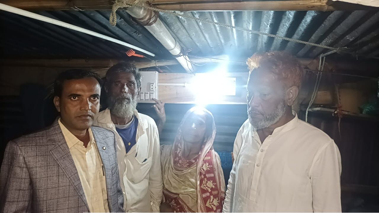 দুই দশকের অন্ধকার ঘুচল, স্বেচ্ছাসেবক নেতার উদ্যোগে বিদ্যুৎ সংযোগ