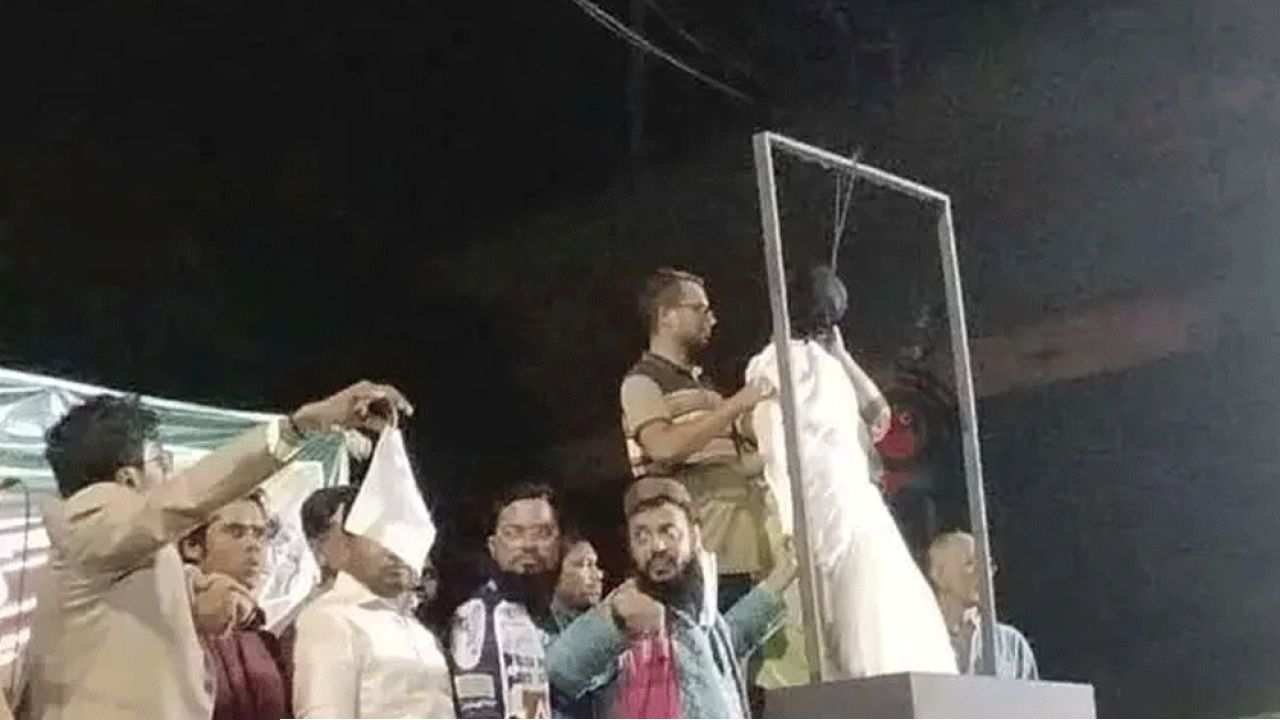 প্রতীকী ফাঁসি দিয়ে শাহবাগে শেখ হাসিনার বিরুদ্ধে তীব্র বিক্ষোভ