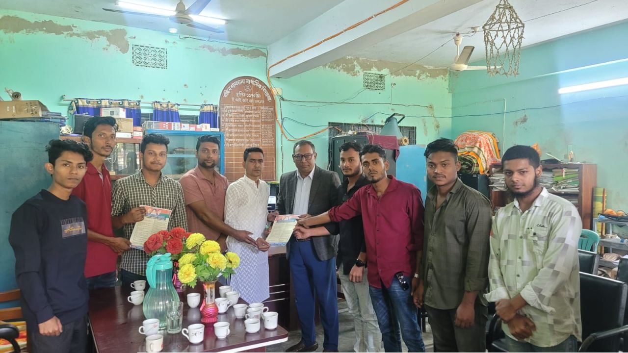 পিরোজপুরে তারেক রহমান ঘোষিত রাষ্ট্র কাঠামো মেরামতের ৩১ দফার লিফলেট বিতরণ