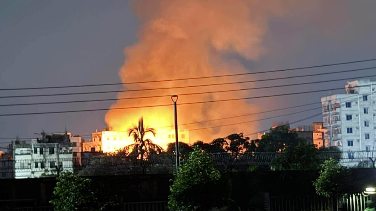 রাজধানীর কুড়াতলীতে অগ্নিকাণ্ড, নিয়ন্ত্রণে আনতে ফায়ার সার্ভিসের ৪ ইউনিট