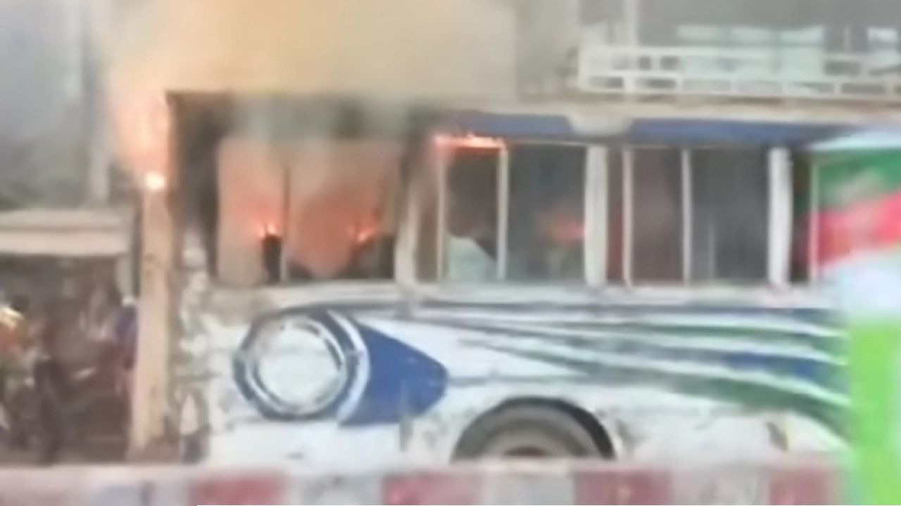 সাভারের আশুলিয়ায় চলন্ত বাসে আগুন