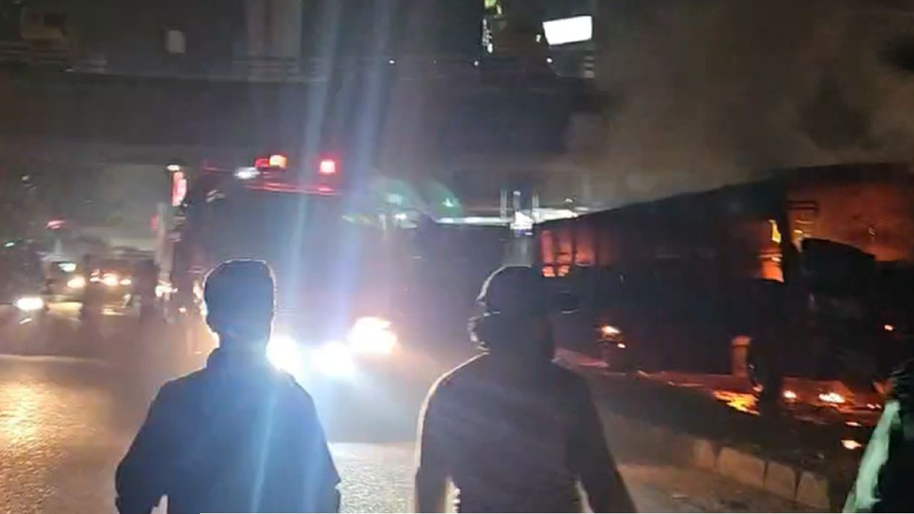 রাজধানীতে দাঁড়িয়ে থাকা বাসে আগুন, বিস্ফোরণের শব্দ