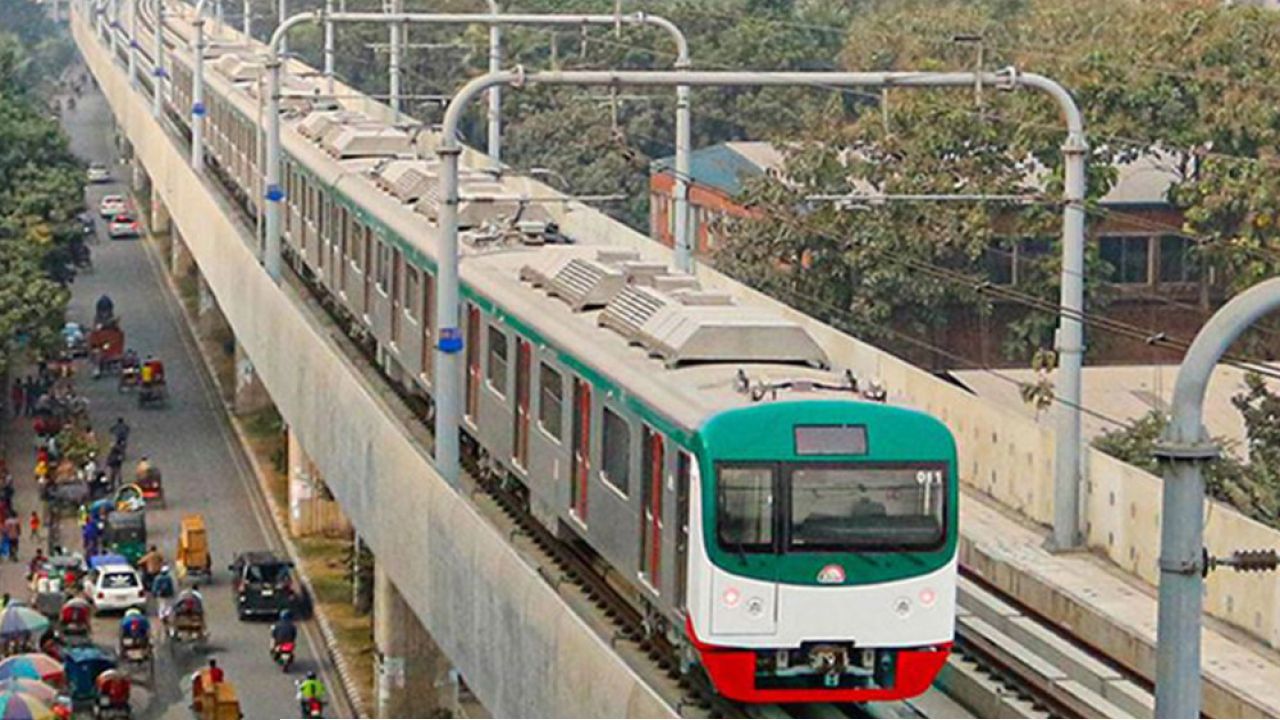 ২ ককটেল উদ্ধার মিরপুর মেট্রো রেলের লাইন থেকে