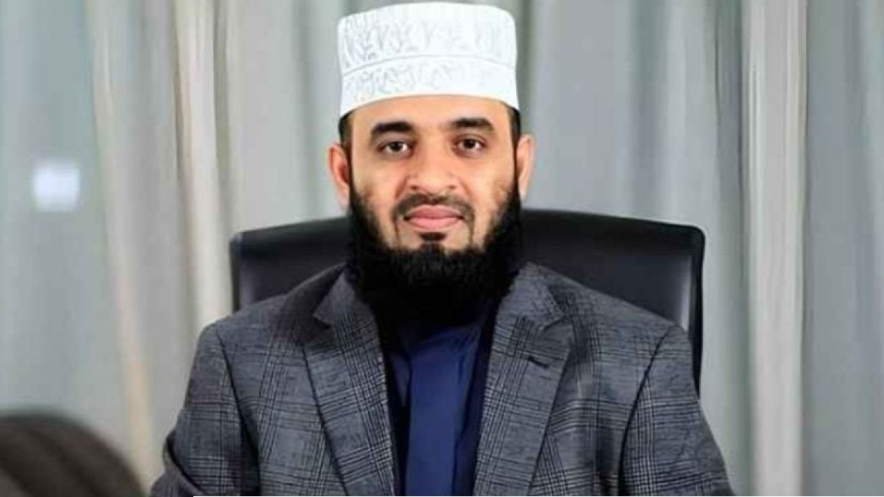 ভূমিকম্প আমাদের অহংকার মাটির সাথে মিশিয়ে দিতে আসে : আজহারী