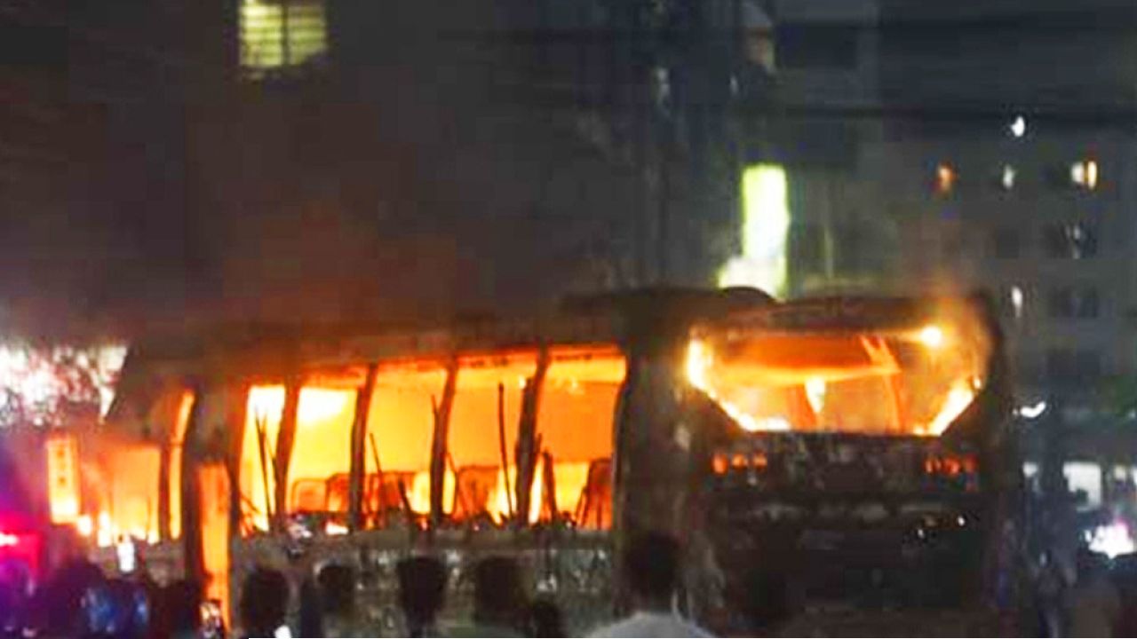 রাজধানীতে মহাখালীতে যাত্রীবাহী বাসে অগ্নিকাণ্ড