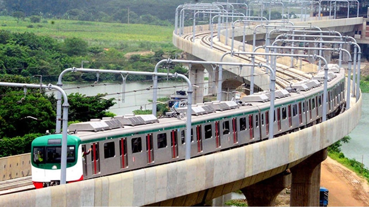 এবার মেট্রো রেলের লাইনে ড্রোন পতিত