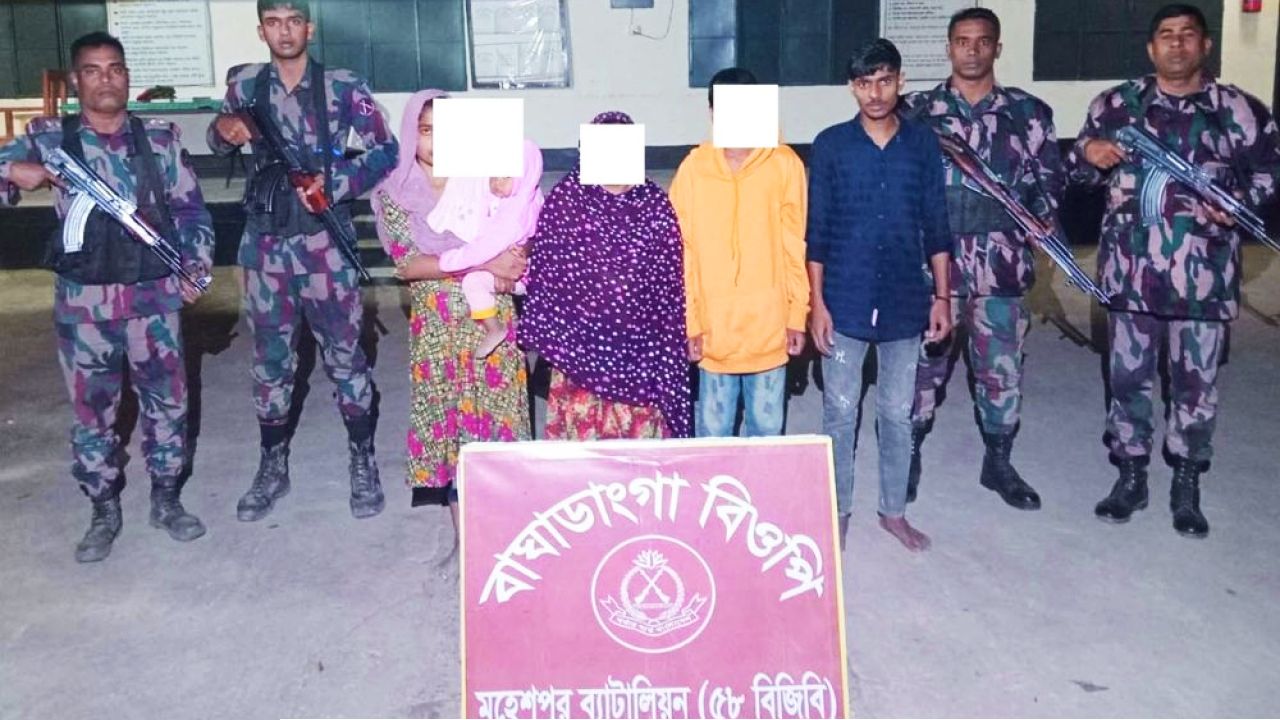 ঝিনাইদহের মহেশপুর সীমান্তে নারী-শিশুসহ আটক ১৩জন