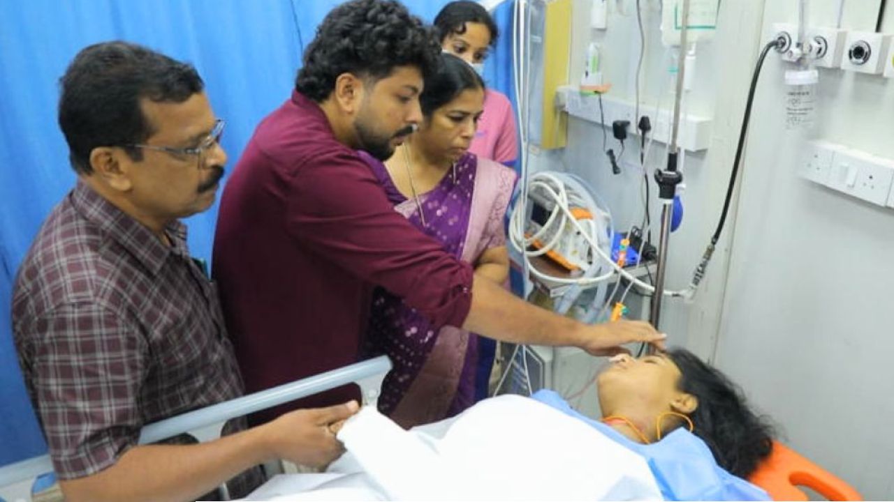 হাসপাতালের বেডে শুয়ে থাকা পাত্রীর সিঁথিতে সিঁদুর দিলেন পাত্র