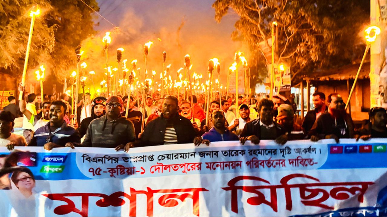 বিএনপির প্রার্থী পরিবর্তন দাবিতে মশাল মিছিল অনুষ্ঠিত