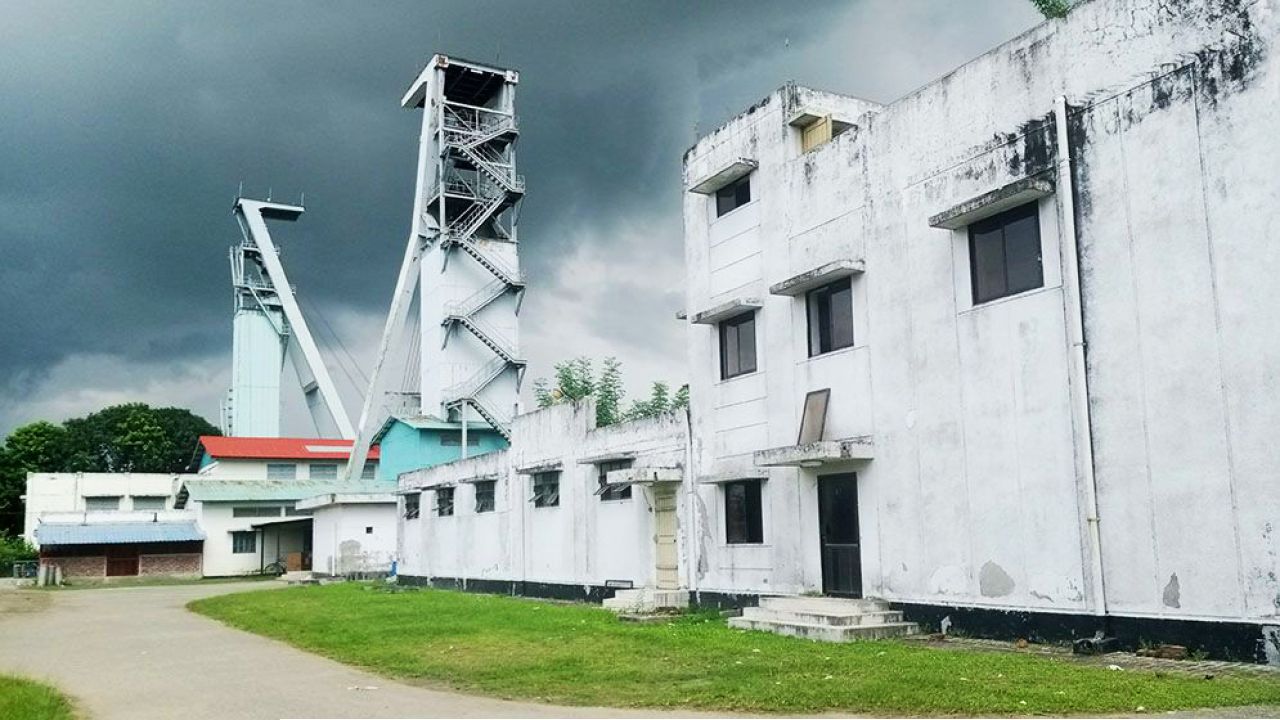 ভূমিকম্পের আতঙ্কে অনির্দিষ্টকালের জন্য মধ্যপাড়া পাথর খনি বন্ধ ঘোষণা