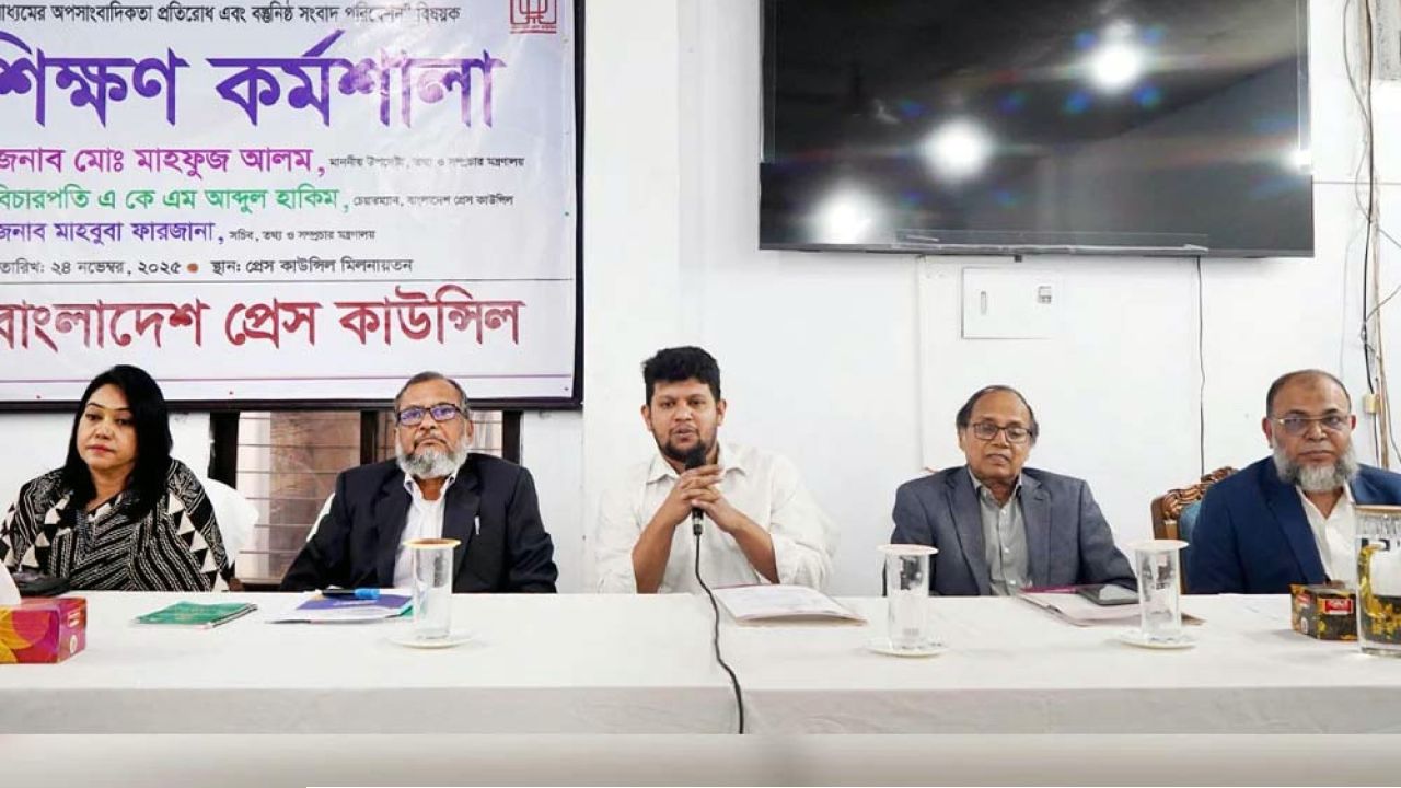 জেনেশুনে গুজব ও অপতথ্য ছড়ানো হচ্ছে : তথ্য উপদেষ্টা