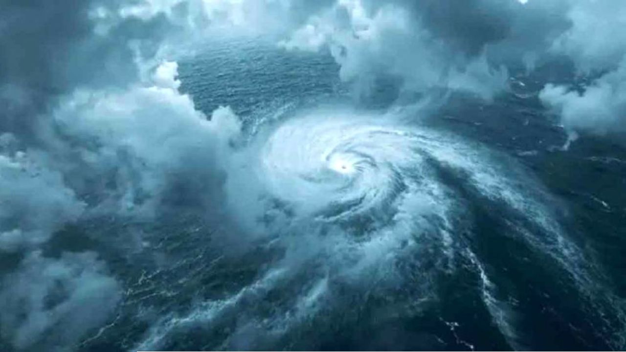 ধেয়ে আসছে প্রবল ঘূর্ণিঝড় ‘সেনিয়ার’