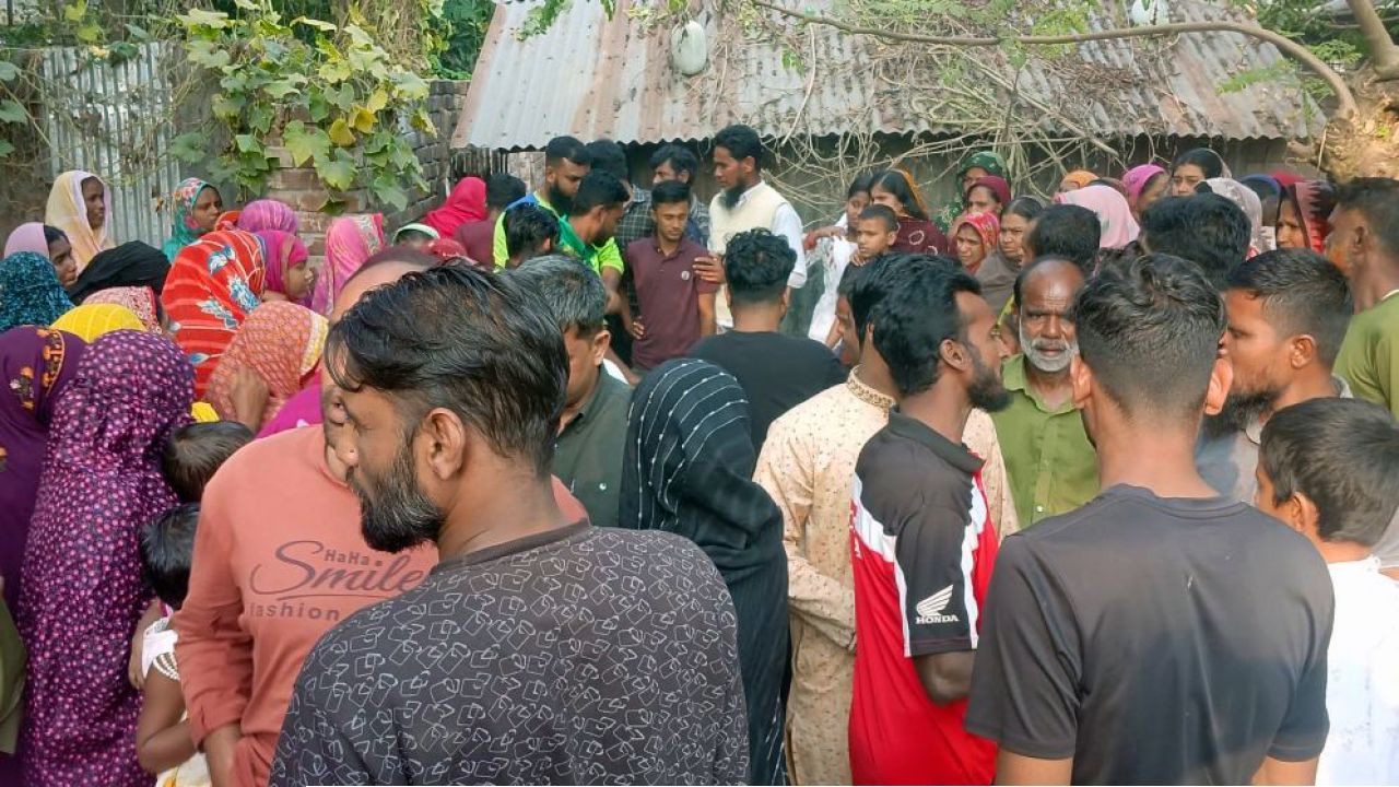 গাছের সাথে মোটরসাইকেল নিয়ন্ত্রণ হারিয়ে গাছের সাথে ধাক্কা