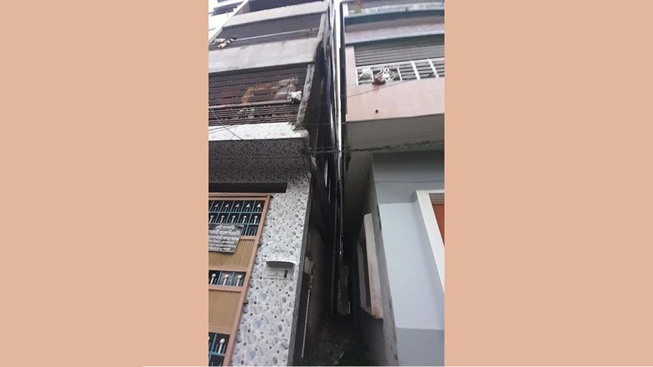 ভবন দুলে পড়লো, ভূমিকম্পে বাড়ল বিপদ