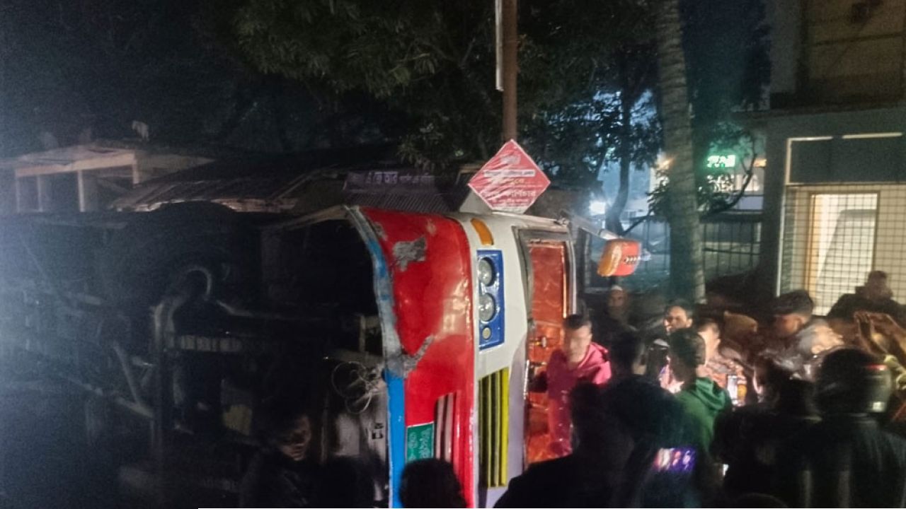 বরযাত্রীর বাস উল্টে আহত ৯