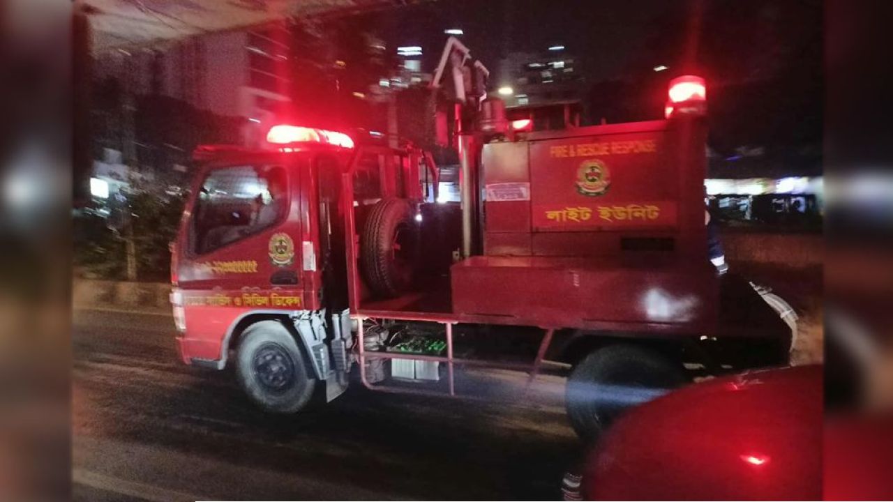 কড়াইল বস্তির ভয়াবহ আগুন নিয়ন্ত্রণ করা যাচ্ছে না