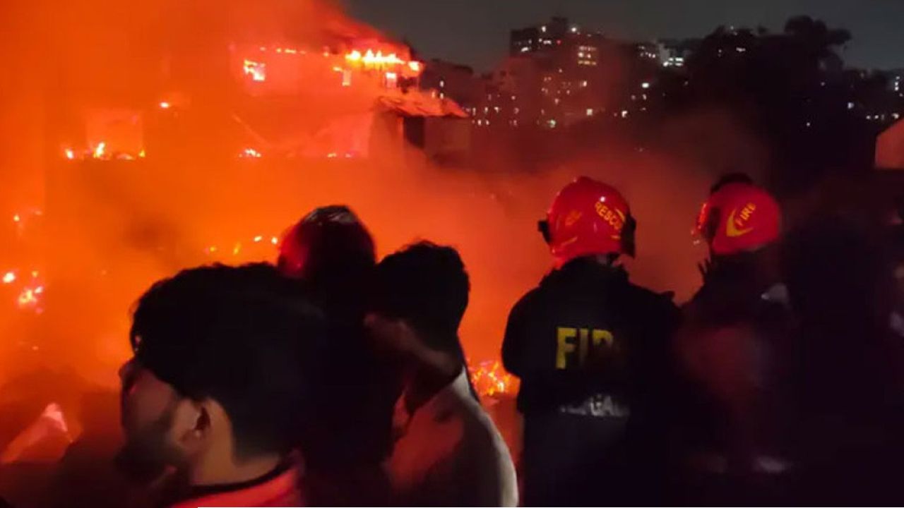 কড়াইল বস্তির আগুন নিয়ন্ত্রণে ফায়ার সার্ভিসের ১৯ ইউনিট 