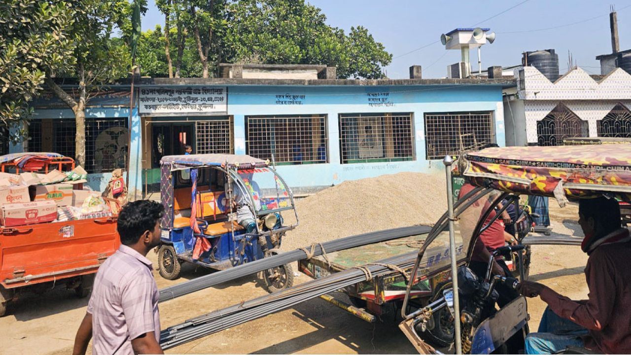 স্কুল মাঠ দখল করে পাঠদানে ব্যাহত সিএনজি-অটোরিকশার স্ট্যান্ড