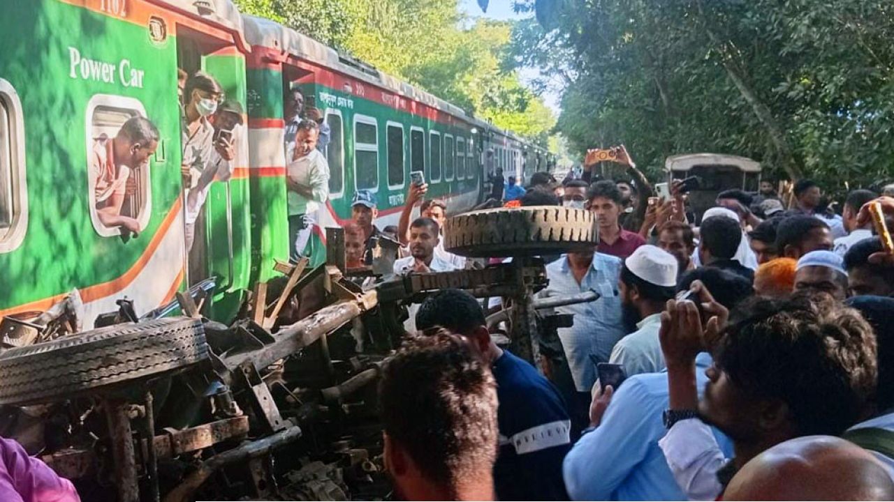 চট্টগ্রামে ট্রেনের ধাক্কায় পিকআপ দুমড়েমুচড়ে গেল