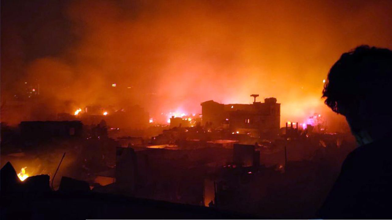 ফায়ার সার্ভিসের সাথে আগুন নিয়ন্ত্রণের চেষ্টায় স্থানীয়রাও, রয়েছে পানির সংকট