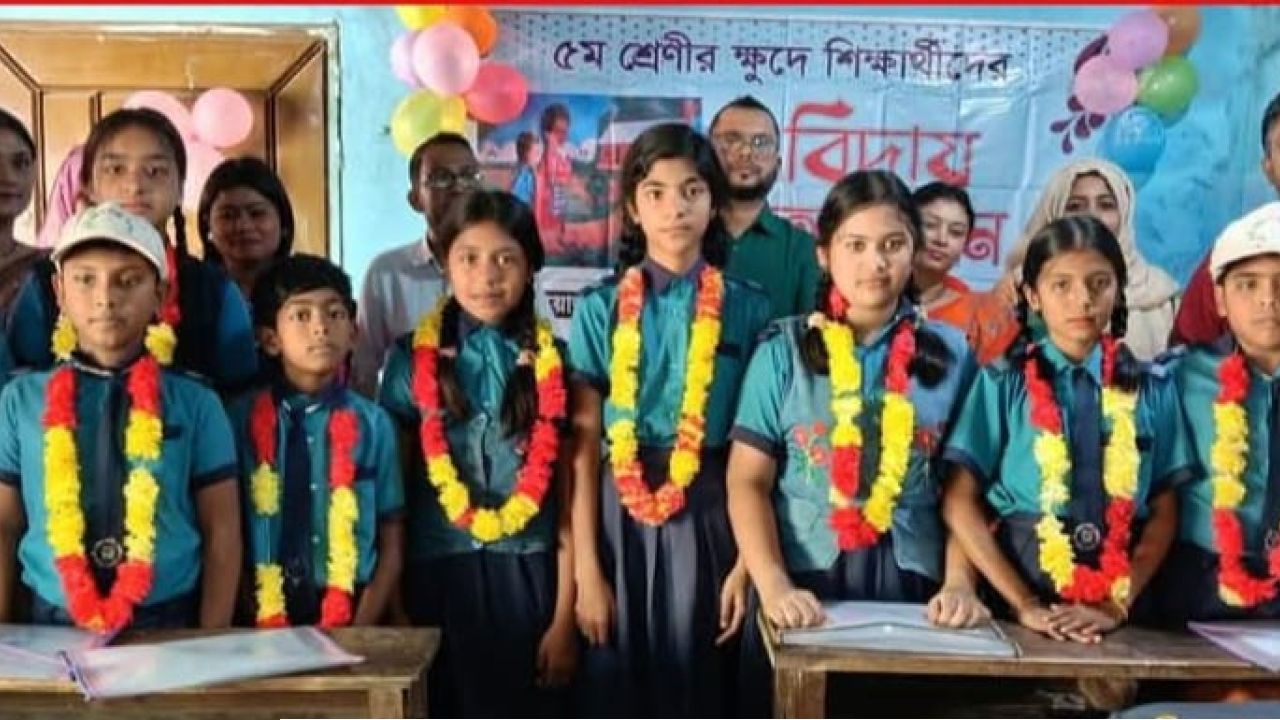 দুর্গাপুরে ক্ষুদে শিক্ষার্থীদের বিদায় অনুষ্ঠান