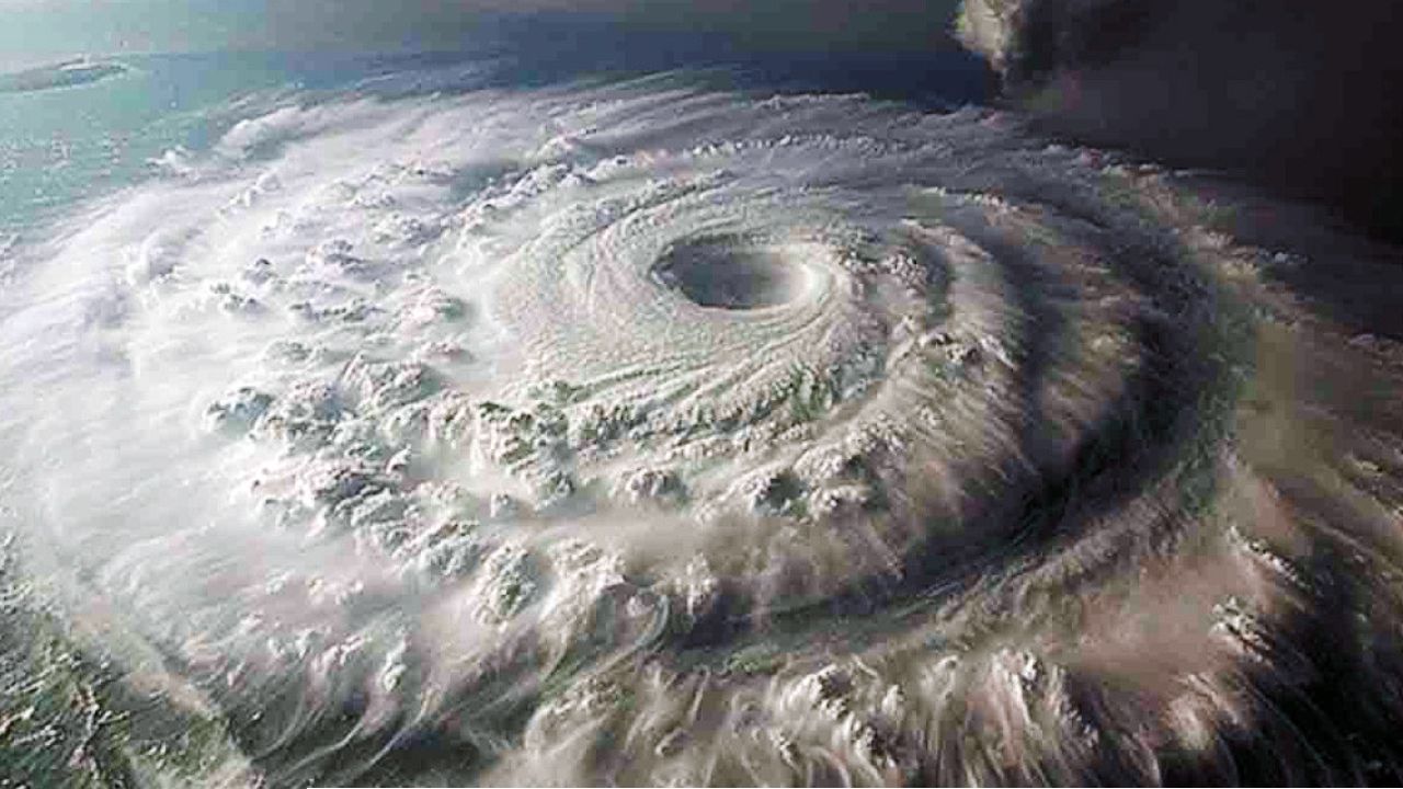 ধেয়ে আসছে ঘূর্ণিঝড় ‘ডিটওয়াহ’