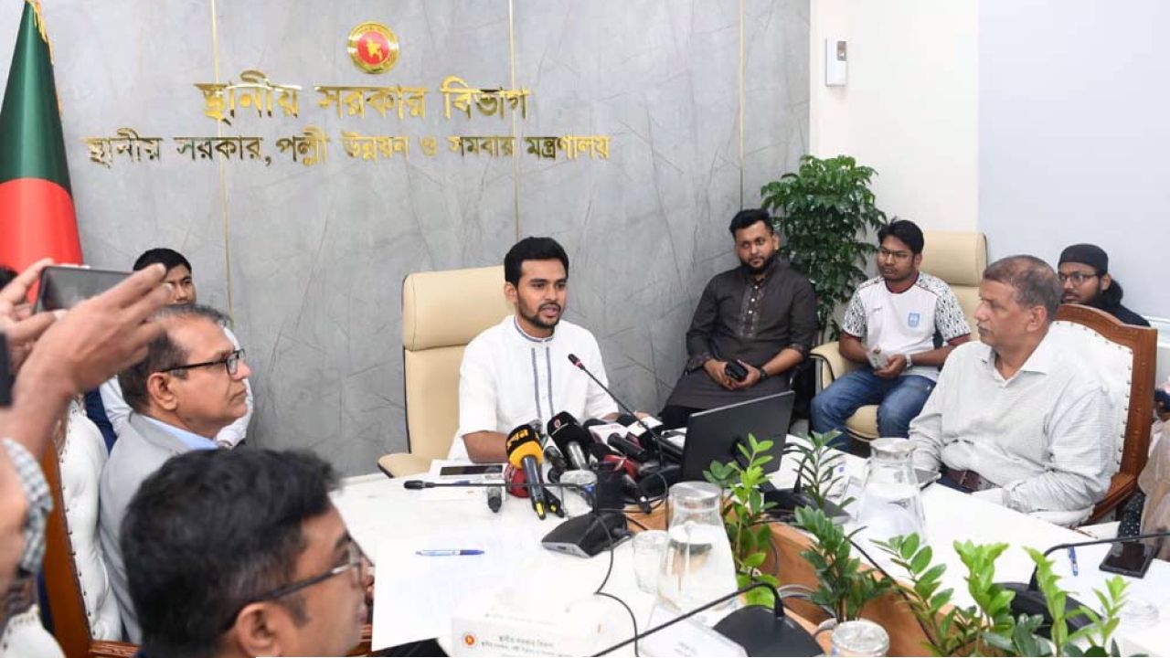 ৪৪ পাবলিক নবনির্মিত লাইব্রেরি উদ্বোধন করলেন আসিফ মাহমুদ