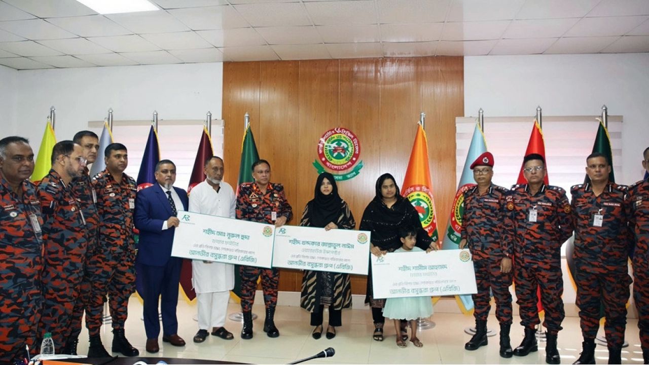 ফায়ার সার্ভিসের ৩জন সদস্যের পরিবারকে এবিজি চেয়ারম্যানের সহায়তা