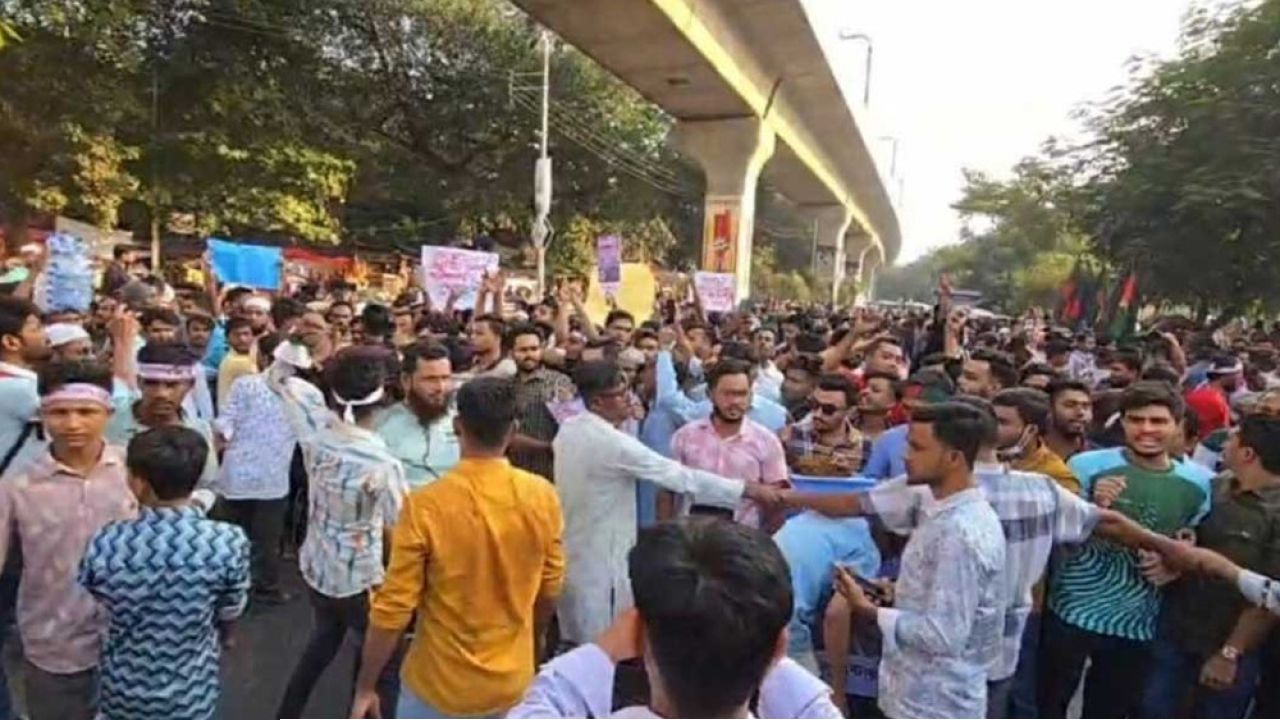 ভোলাবাসী দাবিতে শাহবাগ মোড় অবরোধ