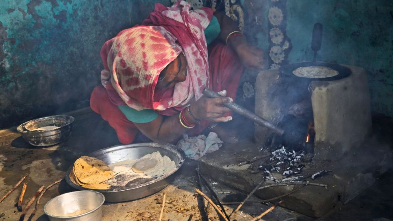 ধূমপান থেকেও বেশি ক্ষতিকারক রান্নার ধোঁয়া