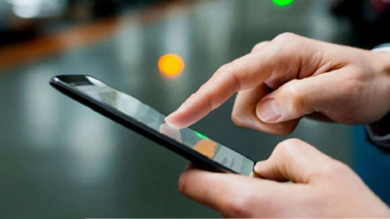 যেসব অ্যাপ আপনার ফোনে গোপন নজরদারি চালাচ্ছে