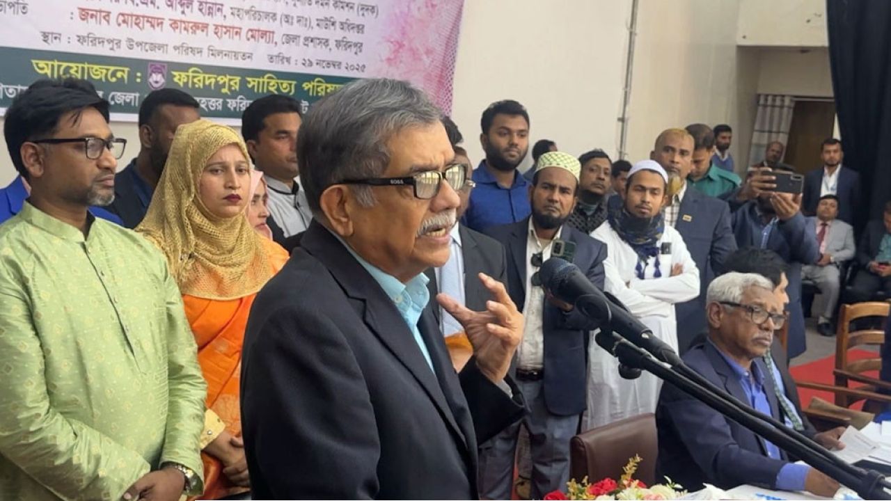 শিক্ষাকেন্দ্রগুলো রাজনীতিমুক্ত রাখতে হবে : শিক্ষা উপদেষ্টা